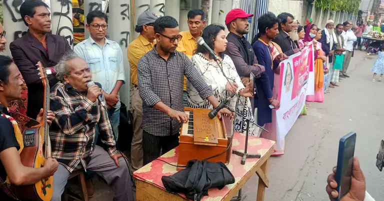 গান গেয়ে প্রতিবাদ করছেন বিক্ষোভকারীরা